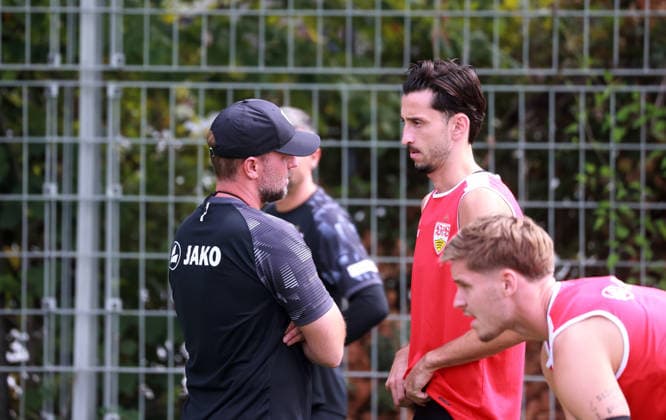24.08.26 VfB Stuttgart Training Deutschland, Stuttgart, 24.08.2026, Fussball, Bundesliga, Saison 2026 2027, VfB Stuttgart Training: v.l. Sebastian Hoeneß (Trainer), Atakan Karazor. *** August 24, 2026 VfB Stuttgart Training Germany, Stuttgart, August 24, 2026, Soccer, Bundesliga, 2026–2027 Season, VfB Stuttgart Training (from left): Sebastian Hoeneß (Coach), Atakan Karazor