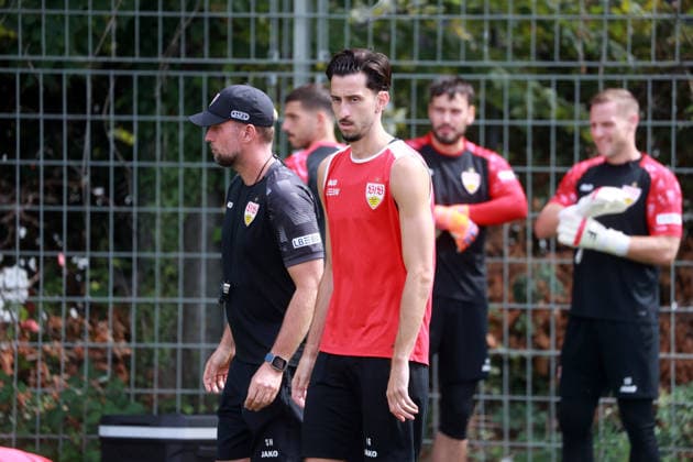 24.08.26 VfB Stuttgart Training Deutschland, Stuttgart, 24.08.2026, Fussball, Bundesliga, Saison 2026 2027, VfB Stuttgart Training: v.l. Sebastian Hoeneß (Trainer), Atakan Karazor. *** August 24, 2026 VfB Stuttgart Training Germany, Stuttgart, August 24, 2026, Soccer, Bundesliga, 2026–2027 Season, VfB Stuttgart Training (from left): Sebastian Hoeneß (Coach), Atakan Karazor