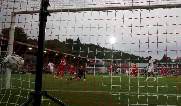 24.08.2026, xfsx, Herren, Fussball, Saison 2026 2027, DFB-Pokal, 1. Hauptrunde: FC Wuerzburger Kickers - 1. FC Koeln v.li.: Isak Johannesson (1. FC Koeln) erzielt das Tor zum 1:1, scores the goal 1:1, Hintertorkamera, Daniel Haegele (FC Wuerzburger Kickers), Marko Rajkovacic (FC Wuerzburger Kickers) Wuerzburg AKON ARENA Bayern Deutschland *** August 24, 2026, xfsx, Men s, Soccer, 2026–2027 Season, DFB Cup, 1st Round: FC Würzburger Kickers 1–1 FC Köln. From left: Isak Johannesson. FC Köln scores the goal to tie the game at 1–1. Behind-the-goal camera, Daniel Haegele (FC Würzburger Kickers), Marko Rajkovacic (FC Würzburger Kickers), Würzburg, AKON ARENA, Bavaria, Germany