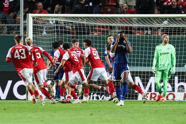 Moussa Sylla (FC Schalke 04,9) - Torschütze Vin Kastull (Hallescher FC Halle,27) trifft zum 1-0 - 1. Hauptrunde DFB Pokal Saison 2026-2027 Hallescher FC Halle vs. FC Schalke 04 im Leuna-Chemie-Stadion in Halle Saale - Aktion,Fußball,Mann,Männer,Deutschland,24.08.2026 *** Moussa Sylla (FC Schalke 04), 9; Vin Kastull (Hallescher FC Halle), 27, scores the 1-0-1 goal in the main round of the 2026-2027 DFB Cup season: Hallescher FC Halle vs. FC Schalke 04 at Leuna Chemie Stadium in Halle an der Saale. Action,soccer, man, men, Germany, August 24, 2026