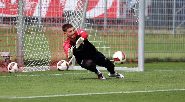 24.08.26 VfB Stuttgart Training Deutschland, Stuttgart, 24.08.2026, Fussball, Bundesliga, Saison 2026 2027, VfB Stuttgart Training: Fabian Bredlow. *** August 24, 2026 VfB Stuttgart Practice Germany, Stuttgart, August 24, 2026, Soccer, Bundesliga, 2026–2027 Season, VfB Stuttgart Practice Fabian Bredlow