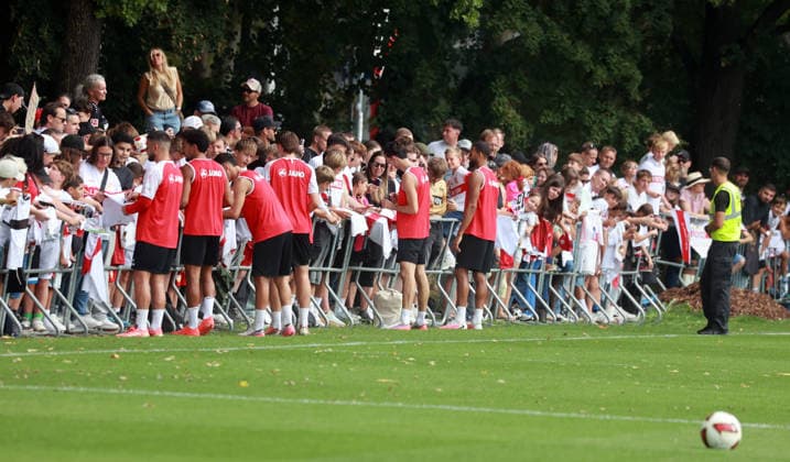 24.08.26 VfB Stuttgart Training Deutschland, Stuttgart, 24.08.2026, Fussball, Bundesliga, Saison 2026 2027, VfB Stuttgart Training: Spieler geben Autogramme für die Fans. *** August 24, 2026 VfB Stuttgart Practice Germany, Stuttgart, August 24, 2026, Soccer, Bundesliga, 2026–2027 Season, VfB Stuttgart Practice: Players Sign Autographs for Fans
