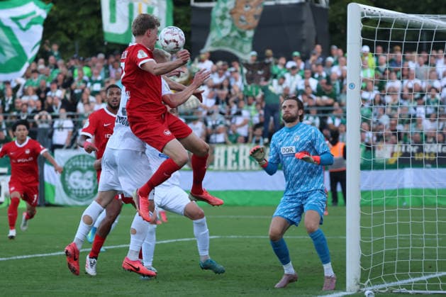 BERLIN, GERMANY - AUGUST 24: Alexander Bernhardsson (VfL Wolfsburg, 17) on the header against the goal of Torwart Goal Keeper Luis Zwick (VSG Altglienicke, 1) during the DFB Cup DFB Pokal match (Round 1) between DFB-Pokal: VSG Altglienicke - VfL Wolfsburg at Stadion auf dem Wurfplatz (Amateurstadion im Olympiapark) on August 24, 2026 in Berlin, Germany. DFL REGULATIONS PROHIBIT ANY USE OF PHOTOGRAPHS AS IMAGE SEQUENCES AND OR QUASI-VIDEO. Berlin Germany Copyright: xO.Frankex