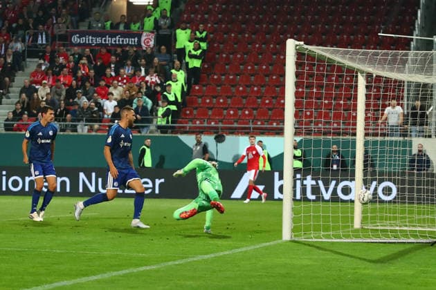 Halle - Schalke DFB Pokal Halle, 24.08.2026, Leuna-Chemie-Stadion, Fußball, Männer, Saison 2026 2027, DFB Pokal, 1. Runde , Hallescher FC - FC Schalke 04 , Im Bild: Tor für Halle, Vin Kastull ( 27, Halle, nicht im Bild) trifft zum 1:0 , *** Halle vs. Schalke, DFB Cup, Halle, August 24, 2026, Leuna Chemie Stadium, Soccer, Men, 2026–2027 Season, DFB Cup, First Round, Hallescher FC vs. FC Schalke 04, Pictured: Goal for Halle by Vin Kastull (27); Halle (not pictured) scores to make it 1–0,