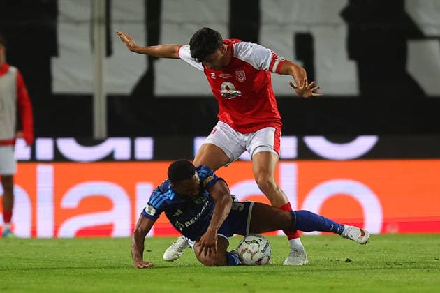 Halle - Schalke DFB Pokal Halle, 24.08.2026, Leuna-Chemie-Stadion, Fußball, Männer, Saison 2026 2027, DFB Pokal, 1. Runde , Hallescher FC - FC Schalke 04 , Im Bild v.l.: Moussa Sylla ( 9, Schalke) und Burim Halili ( 5, Halle) , *** Halle vs. Schalke, DFB Cup, Halle, August 24, 2026, Leuna Chemie Stadium, Soccer, Men, 2026–2027 Season, DFB Cup, First Round, Hallescher FC vs. FC Schalke 04, Pictured from left: Moussa Sylla (No. 9), Schalke, and Burim Halili (No. 5), Halle,