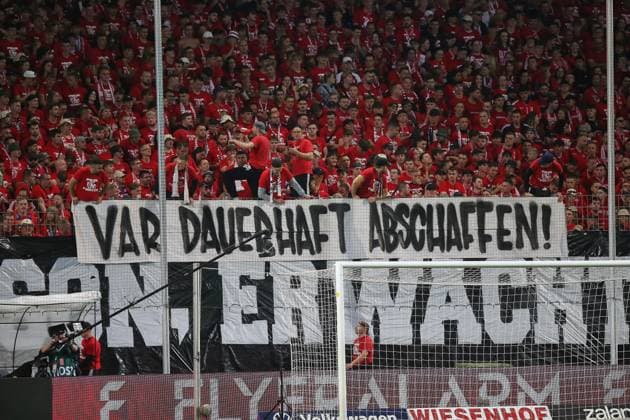 Halle (Saale), Sachsen-Anhalt, Deutschland, 24.08.2026: Leuna-Chemie-Stadion: DFB-Pokal: Hallescher FC - Schalke 04: Fans protestieren gegen Video-Schiedsrichter und fordern auf einem Banner VAR dauerhaft abschaffen *** Halle an der Saale, Saxony-Anhalt, Germany, August 24, 2026, Leuna Chemie Stadium, DFB Cup: Hallescher FC vs. Schalke 04. Fans protest against video referees and call for the permanent abolition of VAR on a banner. Copyright: xdtsxNachrichtenagenturx dts_130865