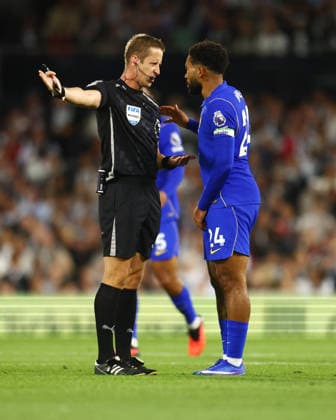 Fulham v Chelsea, English Premier League, Craven Cottage, London, 24 08 2026 Reece James (24)of Chelsea in discussion with referee John Brooks following a decision during the Premier League game at Craven Cottage London Craven Cottage London GBR, UK NEWSPAPERS OUT Copyright: xMarkxGreenwoodx