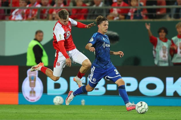 Halle - Schalke DFB Pokal Halle, 24.08.2026, Leuna-Chemie-Stadion, Fußball, Männer, Saison 2026 2027, DFB Pokal, 1. Runde , Hallescher FC - FC Schalke 04 , Im Bild v.l.: Julien Damelang ( 43, Halle) und Vitalie Becker ( 33, Schalke) , *** Halle vs. Schalke, DFB Cup, Halle, August 24, 2026, Leuna Chemie Stadium, soccer, men’s, 2026–2027 season, DFB Cup, 1st round, Hallescher FC vs. FC Schalke 04, Pictured from left: Julien Damelang (43), Halle, and Vitalie Becker (33), Schalke,