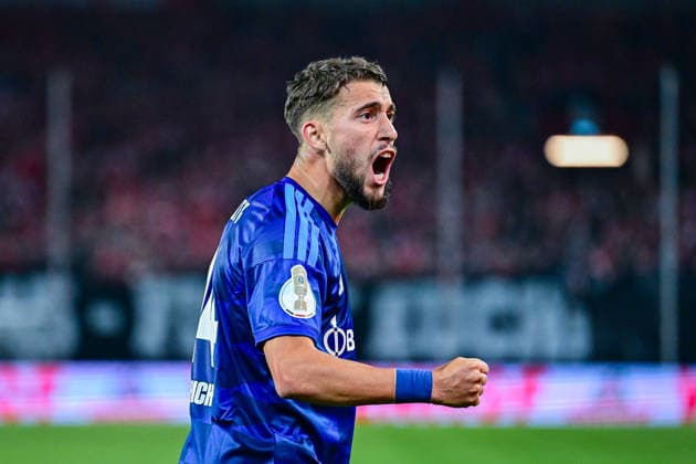 24.08.2026, Fussball, Saison 2026 2027, DFB-Pokal, Hallescher FC - FC Schalke 04, Adil Aouchiche (FC Schalke 04) freut sich über das Tor zum 1:1 von Dejan Ljubicic (FC Schalke 04) xRHR-FOTO YYx *** August 24, 2026, Soccer, 2026–2027 Season, DFB Cup, Hallescher FC vs. FC Schalke 04, Adil Aouchiche of FC Schalke 04 celebrates Dejan Ljubicic’s goal that tied the game at 1–1. FC Schalke 04 xRHR PHOTO YYx Copyright: KROEGER RHR-FOTOx RHR-FOTO YY