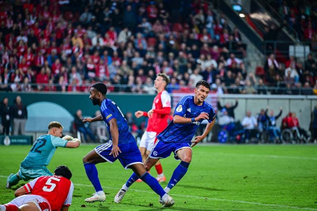 24.08.2026, Fussball, Saison 2026 2027, DFB-Pokal, Hallescher FC - FC Schalke 04, Dejan Ljubicic (FC Schalke 04) erzielt das Tor zum 1:1, xRHR-FOTO YYx *** August 24, 2026, Soccer, 2026–2027 Season, DFB Cup, Hallescher FC vs. FC Schalke 04, Dejan Ljubicic scores the goal to tie the game at 1–1, xRHR PHOTO YYx Copyright: KROEGER RHR-FOTOx RHR-FOTO YY