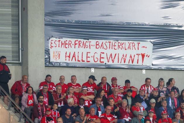 24.08.2026, xtgx, Fussball - DFB Pokal 1.Runde Hallescher FC - FC Schalke 04 emspor, v.l. Symbolfoto, Symbolbild, Symbol, Banner, Spruchband Halle Fans, Esther fragt - Bastian erklärt - Halle gewinnt (DFL DFB REGULATIONS PROHIBIT ANY USE OF PHOTOGRAPHS as IMAGE SEQUENCES and or QUASI-VIDEO) Halle (Saale) *** August 24, 2026, xtgx, Soccer, DFB Cup, 1st Round, Hallescher FC vs. FC Schalke 04, emspor, from left: stock photo, stock image, symbol, banner, Halle fans banner, Esther asks, Bastian explains; Halle wins. DFL and DFB regulations prohibit any use of photographs as image sequences and or quasi-video. Halle Saale