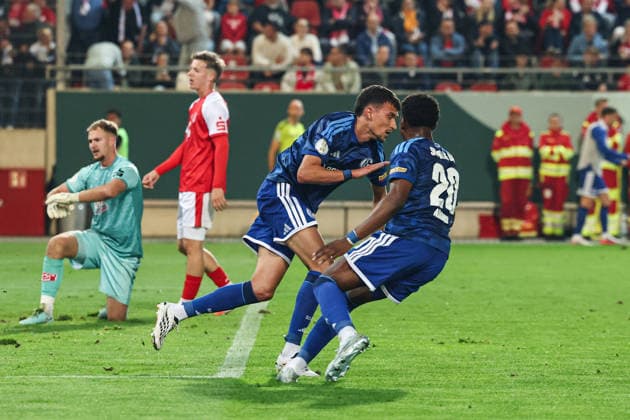 Torjubel - Torschütze Dejan Ljubicic (FC Schalke 04,21) trifft zum 1-1 - 1. Hauptrunde DFB Pokal Saison 2026-2027 Hallescher FC Halle vs. FC Schalke 04 im Leuna-Chemie-Stadion in Halle Saale - Aktion,Fußball,Mann,Männer,Deutschland,24.08.2026 *** Goal celebration: Scorer Dejan Ljubicic of FC Schalke 04, 21, scores to make it 1-1 in the first round of the DFB Cup, 2026–2027 season, Hallescher FC Halle vs. FC Schalke 04 at Leuna Chemie Stadium in Halle an der Saale. Action, soccer, man,Men, Germany, August 24, 2026