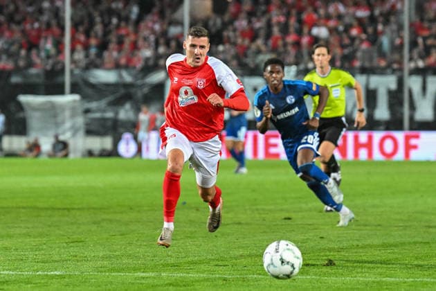 Fußball I Herren I Saison 2026-2027 I DFB-Pokal I Hallescher FC - FC Schalke 04 I 24.08.2026 Marius Hauptmann (23, Hallescher FC) Freisteller, Nahaufnahme, Porträt, Portrait, Einzelfoto, Einzelbild, Körper Halle (Saale) Leuna-Chemie-Stadion Sachsen-Anhalt Deutschland *** Soccer I Men s I 2026–2027 Season I DFB Cup I Hallescher FC vs. FC Schalke 04 I August 24, 2026 Marius Hauptmann, 23, Hallescher FC Cutout, Close-up, Portrait, Single Photo, Single Image, Body Halle Saale Leuna Chemie Stadium Saxony-Anhalt Germany Copyright: xLobeca InesxHähnelx