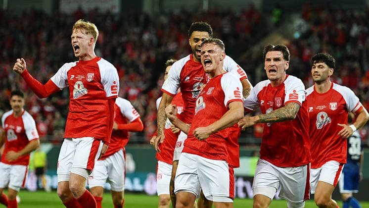 Fußball DFB-Pokal 2026 2027, 1. Hauptrunde, Hallescher FC vs. Schalke 04 (24.08.2026) Tor für Hallescher FC beim Spiel Hallescher FC gegen Schalke 04 (24.08.2026). Torschütze Vin Kastull (Innenverteidiger Hallescher FC, Rückennummer 27) (Mitte) jubelt mit Teamkollegen über sein Tor zum 1:0 für de HFC. Halle Sachsen-Anhalt Deutschland Leuna-Chemie-Stadion *** Soccer: 2026–2027 DFB Cup, 1st Round, Hallescher FC vs. Schalke 04, August 24, 2026. Goal for Hallescher FC in the match between Hallescher FC and Schalke 04 on August 24, 2026. Goal scorer: Vin Kastull, center back for Hallescher FC, No. 27 celebrates with teammates in the middle of the field after scoring the 1–0 goal for HFC Halle, Saxony-Anhalt, Germany, at Leuna Chemie Stadium
