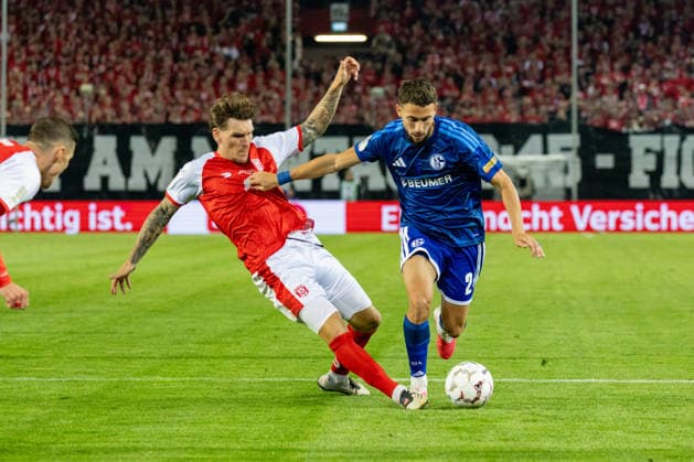 Deutschland: DFB Pokal, Saison 2026 2027, 24.08.2026, 1.Runde , Hallescher FC vs FC Schalke 04 , Leuna-Chemie-Stadion : Aouchiche, Adil (FC Schalke 04, 24) im Zweikampf gegen Stierlin, Niclas (Hallescher FC, 13) *** Germany DFB Cup, 2026–2027 Season, August 24, 2026, First Round, Hallescher FC vs. FC Schalke 04, Leuna Chemie Stadium, Aouchiche, Adil (FC Schalke 04), 24, in a tackle against Stierlin, Niclas (Hallescher FC), 13 Copyright: xMichellexLukax