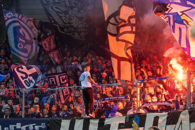 Deutschland: DFB Pokal, Saison 2026 2027, 24.08.2026, 1.Runde , Hallescher FC vs FC Schalke 04 , Leuna-Chemie-Stadion : Auswärtsblock mit Pyro *** Germany DFB Cup, 2026–2027 Season, August 24, 2026, First Round, Hallescher FC vs. FC Schalke 04, Leuna Chemie Stadium, away section with pyrotechnics Copyright: xMichellexLukax