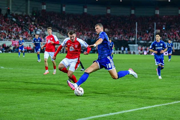 24.08.2026, Fussball, Saison 2026 2027, DFB-Pokal, Hallescher FC - FC Schalke 04, Vin Kastull (Hallescher SC) , Edin DÅ¾eko Dzeko (FC Schalke 04) xRHR-FOTO YYx *** August 24, 2026, Soccer, 2026–2027 Season, DFB Cup, Hallescher FC vs. FC Schalke 04, Vin Kastull (Hallescher SC), Edin Džeko (FC Schalke 04) xRHR PHOTO YYx Copyright: KROEGER RHR-FOTOx RHR-FOTO YY