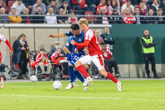 Deutschland: DFB Pokal, Saison 2026 2027, 24.08.2026, 1.Runde , Hallescher FC vs FC Schalke 04 , Leuna-Chemie-Stadion : El-Faouzi, Soufiane (FC Schalke 04, 23) im Zweikampf gegen Becker, Lennard (Hallescher FC, 25) *** Germany DFB Cup, 2026–2027 Season, August 24, 2026, First Round, Hallescher FC vs. FC Schalke 04, Leuna Chemie Stadium: El Faouzi, Soufiane (FC Schalke 04, No. 23) in a tackle against Becker, Lennard (Hallescher FC, No. 25) Copyright: xMichellexLukax
