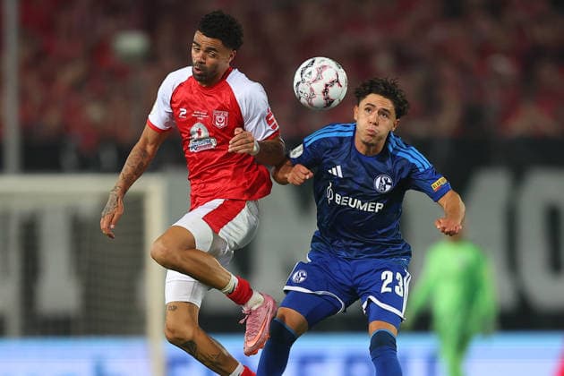 Halle - Schalke DFB Pokal Halle, 24.08.2026, Leuna-Chemie-Stadion, Fußball, Männer, Saison 2026 2027, DFB Pokal, 1. Runde , Hallescher FC - FC Schalke 04 , Im Bild v.l.: Stanley Ratifo ( 30, Halle) und Soufiane El-Faouzi ( 23, Schalke) , *** Halle vs. Schalke, DFB Cup, Halle, August 24, 2026, Leuna Chemie Stadium, Soccer, Men, 2026–2027 Season, DFB Cup, First Round, Hallescher FC vs. FC Schalke 04, Pictured from left: Stanley Ratifo (30), Halle, and Soufiane El Faouzi (23), Schalke,