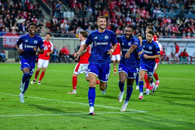 24.08.2026, Fussball, Saison 2026 2027, DFB-Pokal, Hallescher FC - FC Schalke 04, Edin DÅ¾eko Dzeko (FC Schalke 04) freut sich über das Tor zum 1:2 mit der Mannschaft, xRHR-FOTO YYx *** August 24, 2026, Soccer, 2026–2027 Season, DFB Cup, Hallescher FC vs. FC Schalke 04, Edin Džeko celebrates his goal to make it 1–2 with his teammates, xRHR PHOTO YYx Copyright: KROEGER RHR-FOTOx RHR-FOTO YY
