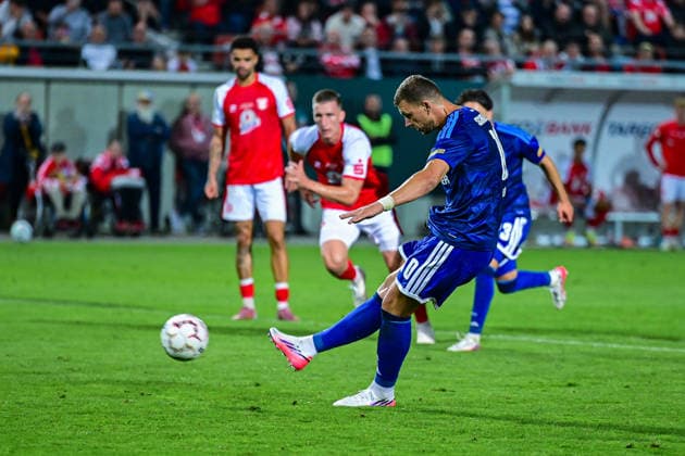 24.08.2026, Fussball, Saison 2026 2027, DFB-Pokal, Hallescher FC - FC Schalke 04, Edin DÅ¾eko Dzeko (FC Schalke 04) erzielt das Tor zum 1:2 per Elfmeter, xRHR-FOTO YYx *** August 24, 2026, Soccer, 2026–2027 Season, DFB Cup, Hallescher FC vs. FC Schalke 04, Edin Džeko (FC Schalke 04) scores the goal to make it 1–2 on a penalty kick, xRHR PHOTO YYx Copyright: KROEGER RHR-FOTOx RHR-FOTO YY