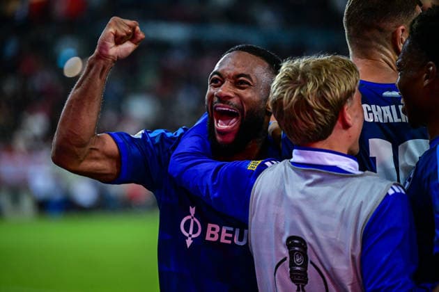 24.08.2026, Fussball, Saison 2026 2027, DFB-Pokal, Hallescher FC - FC Schalke 04, Edin DÅ¾eko Dzeko (FC Schalke 04) freut sich über das Tor zum 1:2 mit der Mannschaft, Moussa Sylla (FC Schalke 04) xRHR-FOTO YYx *** August 24, 2026, Soccer, 2026–2027 Season, DFB Cup, Hallescher FC vs. FC Schalke 04, Edin Džeko of FC Schalke 04 celebrates scoring the goal that made it 1–2 with his teammates, Moussa Sylla of FC Schalke 04 xRHR PHOTO YYx Copyright: KROEGER RHR-FOTOx RHR-FOTO YY