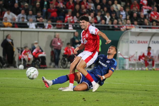24.08.2026 Fußball Herren 2026 2027 DFB-Pokal 1. Runde Hallescher FC - FC Schalke 04 Leuna-Chemie-Stadion Halle Burim Halili (Halle, 5, rot) gewinnt einen ZWeikampf gegen Edin Dzeko (Schalke, 10, blau). Halle Sachsen-Anhalt Deutschland *** August 24, 2026 Men s Soccer 2026–2027 DFB Cup First Round Hallescher FC vs. FC Schalke 04 at Leuna Chemie Stadium, Halle; Burim Halili, Halle, 5, red wins a duel against Edin Dzeko of Schalke, 10, blue Halle, Saxony-Anhalt, Germany