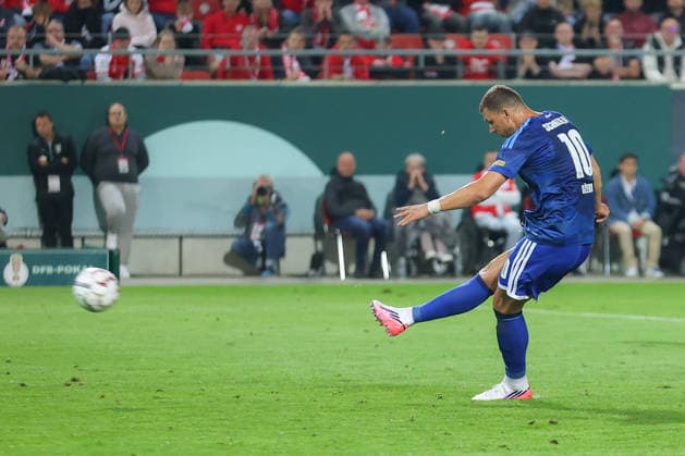24.08.2026, xtgx, Fussball - DFB Pokal 1.Runde Hallescher FC - FC Schalke 04 emspor, v.l. Tor per Elfmeter zum 1:2 durch Edin Dzeko (Schalke, 10) (DFL DFB REGULATIONS PROHIBIT ANY USE OF PHOTOGRAPHS as IMAGE SEQUENCES and or QUASI-VIDEO) Halle (Saale) *** August 24, 2026, xtgx, Soccer DFB Cup 1st Round Hallescher FC vs. FC Schalke 04 emspor, from left: Goal on a penalty kick to make it 1–2 by Edin Dzeko (Schalke), 10 DFL DFB REGULATIONS PROHIBIT ANY USE OF PHOTOGRAPHS AS IMAGE SEQUENCES AND OR QUASI-VIDEO Halle Saale