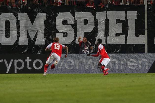 Halle (Saale), Sachsen-Anhalt, Deutschland, 24.08.2026: Leuna-Chemie-Stadion: DFB-Pokal: Hallescher FC - Schalke 04: Niclas Stierlin (13, Hallescher FC) trifft und jubelt in der 90. Minute *** Halle an der Saale, Saxony-Anhalt, Germany, August 24, 2026, Leuna Chemie Stadium, DFB Cup, Hallescher FC vs. Schalke 04, Niclas Stierlin 13; Hallescher FC scores and celebrates in the 90th minute Copyright: xdtsxNachrichtenagenturx dts_130871