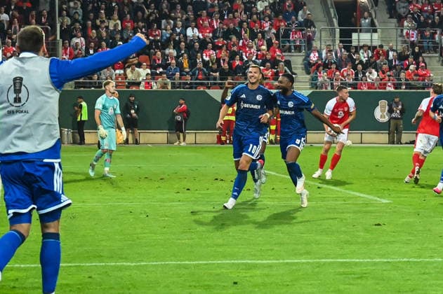 Fußball I Herren I Saison 2026-2027 I DFB-Pokal I Hallescher FC - FC Schalke 04 I 24.08.2026 Torjubel Edin Dzeko (10, FC Schalke 04) und Moussa Sylla (9, FC Schalke 04) nach dem verwandelten Strafstoß Halle (Saale) Leuna-Chemie-Stadion Sachsen-Anhalt Deutschland *** Soccer I Men s I 2026–2027 Season I DFB Cup I Hallescher FC vs. FC Schalke 04 I August 24, 2026 Goal celebration: Edin Dzeko (10), FC Schalke 04, and Moussa Sylla (9), FC Schalke 04 after scoring a penalty kick at the Halle Saale Leuna Chemie Stadium in Saxony-Anhalt, Germany Copyright: xLobeca InesxHähnelx