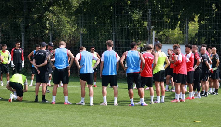24.08.26 VfB Stuttgart Training Deutschland, Stuttgart, 24.08.2026, Fussball, Bundesliga, Saison 2026 2027, VfB Stuttgart Training: Sebastian Hoeneß (Trainer); Mannschaftsbesprechung. *** August 24, 2026 VfB Stuttgart Training Germany, Stuttgart, August 24, 2026, Soccer, Bundesliga, 2026–2027 Season, VfB Stuttgart Training, Sebastian Hoeneß, Coach, Team Meeting