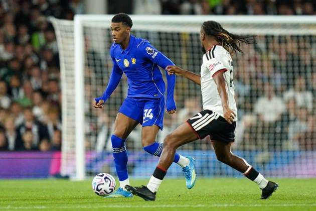 Fulham v Chelsea, Premier League Josh Acheampong of Chelsea under pressure from Alex Iwobi of Fulham during the Fulham v Chelsea Premier League match at Craven Cottage, London, England on 24 August 2026 Credit: Dylan Hepworth Every Second Media Editorial use only. All images are copyright Every Second Media Limited. No images may be reproduced without prior permission. All rights reserved. Premier League and Football League images are subject to licensing agreements with Football DataCo Limited. see https: www.football-dataco.com Copyright: xIMAGO EveryxSecondxMediax ESM-2111-0079 DylanxHepworthx xEveryxSecondxMediax