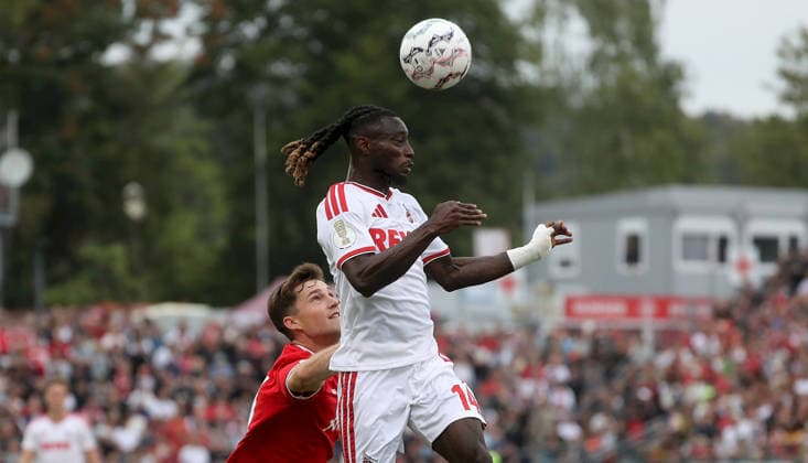 24.08.2026, xfsx, Herren, Fussball, Saison 2026 2027, DFB-Pokal, 1. Hauptrunde: FC Wuerzburger Kickers - 1. FC Koeln v.li.: Tim Kraus (FC Wuerzburger Kickers), Gideon Mensah (1. FC Koeln) Wuerzburg AKON ARENA Bayern Deutschland *** August 24, 2026, xfsx, Men s, Soccer, 2026–2027 Season, DFB Cup, 1st Round: FC Würzburger Kickers vs. 1. FC Köln; from left: Tim Kraus (FC Würzburger Kickers), Gideon Mensah (1. FC Köln); Würzburg, AKON ARENA, Bavaria, Germany