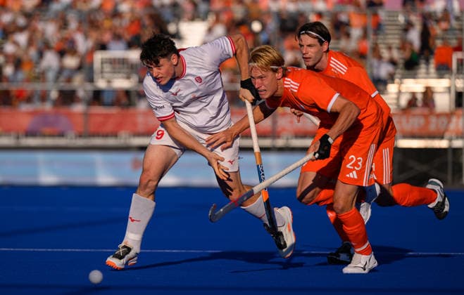 Hockey World Cup Day Ten Henry Croft of England battles for the ball with Joep de Mol of Netherlands during the match in Pool E of the 2026 FIH Hockey World Cup at Wagener Stadium, Amstelveen 24 08 2026 UK Newspapers OUT Copyright: xGraemexWilcocksonx FIL-23822-0071