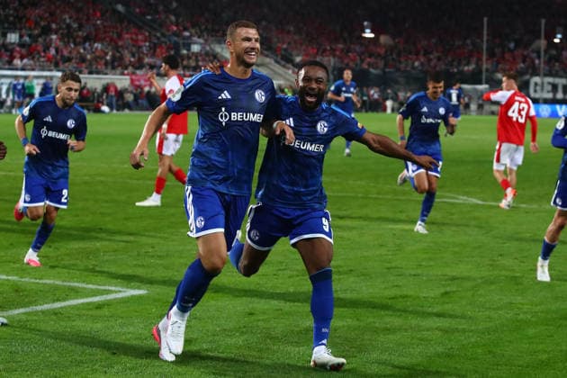 Halle - Schalke DFB Pokal Halle, 24.08.2026, Leuna-Chemie-Stadion, Fußball, Männer, Saison 2026 2027, DFB Pokal, 1. Runde , Hallescher FC - FC Schalke 04 , Im Bild: Tor für Schalke, Torjubel nach dem 1:2, Torschütze Edin Dzeko ( 10, Schalke) , *** Halle vs. Schalke, DFB Cup, Halle, August 24, 2026, Leuna Chemie Stadium, soccer, men s, 2026–2027 season, DFB Cup, 1st round, Hallescher FC vs. FC Schalke 04, Pictured: Goal for Schalke, goal celebration after the 1–2 win, goal scorer Edin Dzeko (No. 10), Schalke,