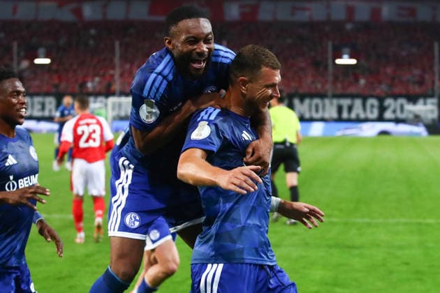 Halle - Schalke DFB Pokal Halle, 24.08.2026, Leuna-Chemie-Stadion, Fußball, Männer, Saison 2026 2027, DFB Pokal, 1. Runde , Hallescher FC - FC Schalke 04 , Im Bild: Tor für Schalke, Torjubel nach dem 1:2, Torschütze Edin Dzeko ( 10, Schalke) , *** Halle vs. Schalke, DFB Cup, Halle, August 24, 2026, Leuna Chemie Stadium, soccer, men s, 2026–2027 season, DFB Cup, 1st round, Hallescher FC vs. FC Schalke 04, Pictured: Goal for Schalke, goal celebration after the 1–2 win, goal scorer Edin Dzeko (No. 10), Schalke,