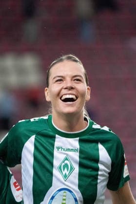 24.08.2026, xhfmx, Fussball Google Pixel Frauen Bundesliga, 1. FSV Mainz 05 - SV Werder Bremen Die Werder Fraue feiern mit den Fans den Sieg in Mainz. Jubel, Celebration, Fans Juliane Wirtz (Werder Bremen, 28) Mainz *** August 24, 2026, xhfmx, Soccer, Google Pixel, Women s Bundesliga, 1 FSV Mainz 05 vs. SV Werder Bremen: The Werder women celebrate their victory in Mainz with the fans—jubilation, celebration, fans, Juliane Wirtz, Werder Bremen, 28 Mainz