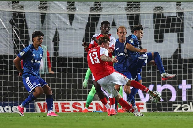 Halle - Schalke DFB Pokal Halle, 24.08.2026, Leuna-Chemie-Stadion, Fußball, Männer, Saison 2026 2027, DFB Pokal, 1. Runde , Hallescher FC - FC Schalke 04 , Im Bild: Tor für Halle, Niclas Stierlin ( 13, Halle) trifft zum 2:2 , *** Halle vs. Schalke, DFB Cup, Halle, August 24, 2026, Leuna Chemie Stadium, Soccer, Men, 2026–2027 Season, DFB Cup, First Round, Hallescher FC vs. FC Schalke 04, Pictured: Goal for Halle, Niclas Stierlin (13), Halle ties the score at 2–2,