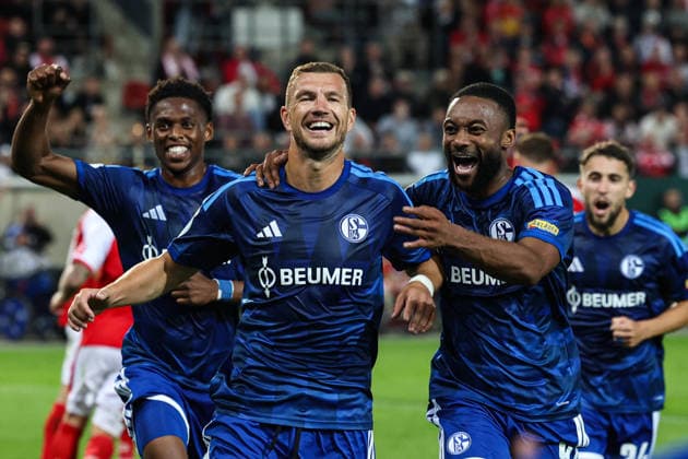 Torjubel - Torschütze Edin Dzeko (FC Schalke 04,10) trifft per Elfmeter zum 1-2 - 1. Hauptrunde DFB Pokal Saison 2026-2027 Hallescher FC Halle vs. FC Schalke 04 im Leuna-Chemie-Stadion in Halle Saale - Aktion,Fußball,Mann,Männer,Deutschland,24.08.2026 *** Goal celebration: Scorer Edin Dzeko of FC Schalke 04 scores on a penalty kick to make it 1–2 in the first round of the DFB Cup, 2026–2027 season, Hallescher FC Halle vs. FC Schalke 04 at the Leuna Chemie Stadium in Halle an der Saale. Action, soccer,man, men, Germany, August 24, 2026