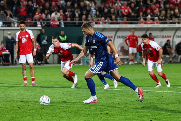 Torschütze Edin Dzeko (FC Schalke 04,10) trifft per Elfmeter zum 1-2 - 1. Hauptrunde DFB Pokal Saison 2026-2027 Hallescher FC Halle vs. FC Schalke 04 im Leuna-Chemie-Stadion in Halle Saale - Aktion,Fußball,Mann,Männer,Deutschland,24.08.2026 *** Goal scorer Edin Dzeko of FC Schalke 04, No. 10, scores on a penalty kick in the 1-2-1 main round of the 2026–2027 DFB Cup season: Hallescher FC Halle vs. FC Schalke 04 at Leuna Chemie Stadium in Halle an der Saale. Action, soccer, man,Men, Germany, August 24, 2026