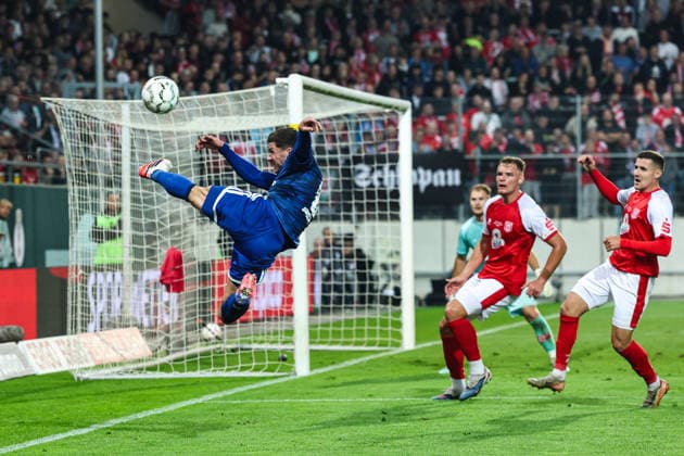 Robin Gosens (FC Schalke 04,8) - 1. Hauptrunde DFB Pokal Saison 2026-2027 Hallescher FC Halle vs. FC Schalke 04 im Leuna-Chemie-Stadion in Halle Saale - Aktion,Fußball,Mann,Männer,Deutschland,24.08.2026 *** Robin Gosens, FC Schalke 04, 8:01, DFB Cup Main Round, 2026–2027 Season: Hallescher FC Halle vs. FC Schalke 04 at Leuna Chemie Stadium in Halle Saale; Action, Soccer, Man,Men, Germany, August 24, 2026