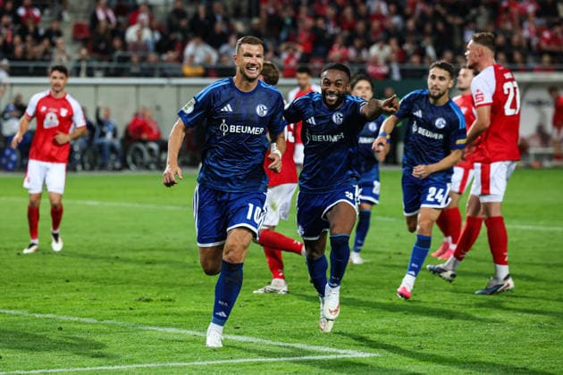 Torjubel - Torschütze Edin Dzeko (FC Schalke 04,10) trifft per Elfmeter zum 1-2 - 1. Hauptrunde DFB Pokal Saison 2026-2027 Hallescher FC Halle vs. FC Schalke 04 im Leuna-Chemie-Stadion in Halle Saale - Aktion,Fußball,Mann,Männer,Deutschland,24.08.2026 *** Goal celebration: Scorer Edin Dzeko of FC Schalke 04, 10, scores on a penalty kick to make it 1–2–1 in the main round of the 2026–2027 DFB Cup season between Hallescher FC Halle and FC Schalke 04 at the Leuna Chemie Stadium in Halle an der Saale. Action, soccer,man, men, Germany, August 24, 2026
