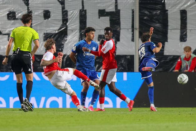 24.08.2026, xtgx, Fussball - DFB Pokal 1.Runde Hallescher FC - FC Schalke 04 emspor, v.l. Tor zum 2:2 durch Niclas Stierlin (Hallescher FC, 13) (DFL DFB REGULATIONS PROHIBIT ANY USE OF PHOTOGRAPHS as IMAGE SEQUENCES and or QUASI-VIDEO) Halle (Saale) *** August 24, 2026, xtgx, Soccer, DFB Cup, 1st Round, Hallescher FC vs. FC Schalke 04, emspor, from left: Niclas Stierlin of Hallescher FC scores the goal to tie the game at 2–2, 13 DFL DFB REGULATIONS PROHIBIT ANY USE OF PHOTOGRAPHS AS IMAGE SEQUENCES AND OR QUASI-VIDEO Halle Saale