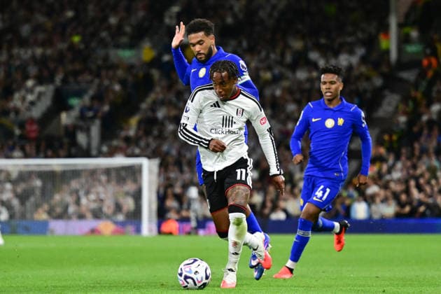 Fulham v Chelsea, Premier League Fulham forward Kevin(11) under pressure from Chelsea defender Reece James (24) during the Premier League match between Fulham and Chelsea at Craven Cottage, London, UK on 24 August 2026. London Craven Cottage Greater London UK Editorial use only DataCo restrictions apply See www.football-dataco.com , Copyright: xDennisxGoodwinx PSI-24739-0067