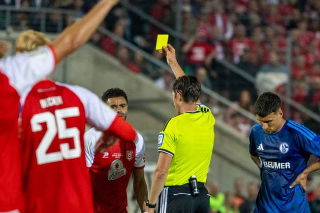 Deutschland: DFB Pokal, Saison 2026 2027, 24.08.2026, 1.Runde , Hallescher FC vs FC Schalke 04 , Leuna-Chemie-Stadion : Jöllenbeck, Matthias (Schiedsrichter) mit gelber Karte *** Germany DFB Cup, 2026–2027 Season, August 24, 2026, First Round, Hallescher FC vs. FC Schalke 04, Leuna Chemie Stadium in Jöllenbeck, Referee Matthias shows a yellow card Copyright: xMichellexLukax