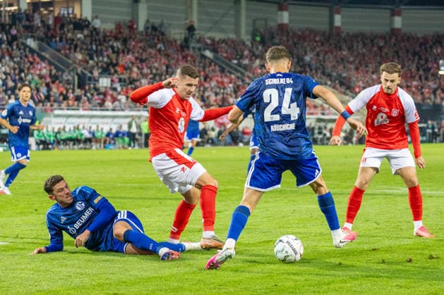 Deutschland: DFB Pokal, Saison 2026 2027, 24.08.2026, 1.Runde , Hallescher FC vs FC Schalke 04 , Leuna-Chemie-Stadion : Aouchiche, Adil (FC Schalke 04, 24), Hauptmann, Marius (Hallescher FC, 23) *** Germany DFB Cup, 2026–2027 Season, August 24, 2026, First Round, Hallescher FC vs. FC Schalke 04, Leuna Chemie Stadium, Aouchiche, Adil (FC Schalke 04), 24, Hauptmann, Marius (Hallescher FC), 23 Copyright: xMichellexLukax