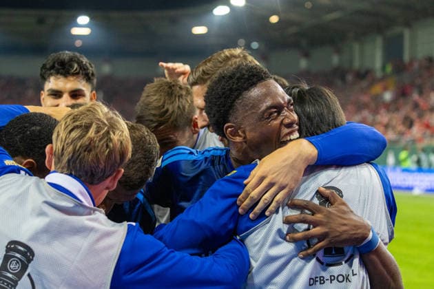 Deutschland: DFB Pokal, Saison 2026 2027, 24.08.2026, 1.Runde , Hallescher FC vs FC Schalke 04 , Leuna-Chemie-Stadion : Torjubel nach dem Tor zum 1:2 für den FC Schalke 04 durch Torschütze Dzeko, Edin (FC Schalke 04, 10), Kurucay, Hasan (FC Schalke 04, 4), Tanaka, Satoshi (FC Schalke 04, 13), El-Faouzi, Soufiane (FC Schalke 04, 23), Ebimbe, Junior Dina (FC Schalke 04, 29), Sylla, Moussa (FC Schalke 04, 9) Junior Adamu *** Germany DFB Cup, 2026–2027 Season, August 24, 2026, First Round, Hallescher FC vs. FC Schalke 04, Leuna Chemie Stadium: Cheers after the goal that made it 1–2 for FC Schalke 04, scored by Edin Dzeko, FC Schalke 04, 10; Hasan Kurucay, FC Schalke 04, 4; Satoshi Tanaka, FC Schalke 04, 13; El Faouzi, Soufiane, FC Schalke 04, 23, Ebimbe, Junior Dina, FC Schalke 04, 29, Sylla, Moussa, FC Schalke 04, 9, Junior Adamu Copyright: xMichellexLukax