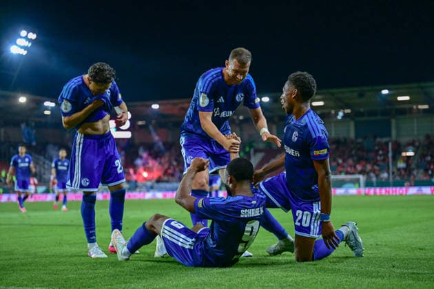 24.08.2026, Fussball, Saison 2026 2027, DFB-Pokal, Hallescher FC - FC Schalke 04, Moussa Sylla (FC Schalke 04) freut sich über das Tor zum 2:3, Soufiane El-Faouzi (FC Schalke 04), Edin DÅ¾eko Dzeko (FC Schalke 04), Junior Adamu (FC Schalke 04), xRHR-FOTO YYx *** August 24, 2026, Soccer, 2026–2027 Season, DFB Cup, Hallescher FC vs. FC Schalke 04, Moussa Sylla of FC Schalke 04 celebrates scoring the goal to make it 2–3; Soufiane El Faouzi of FC Schalke 04; Edin Džeko of FC Schalke 04; Junior Adamu of FC Schalke 04; xRHR PHOTO YYx Copyright: KROEGER RHR-FOTOx RHR-FOTO YY