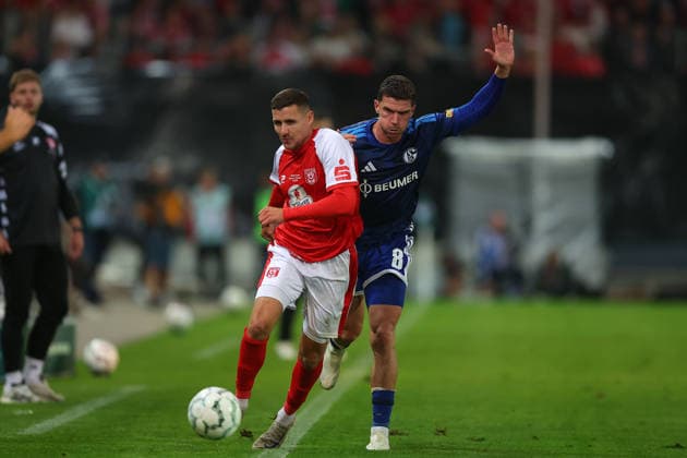 Halle - Schalke DFB Pokal Halle, 24.08.2026, Leuna-Chemie-Stadion, Fußball, Männer, Saison 2026 2027, DFB Pokal, 1. Runde , Hallescher FC - FC Schalke 04 , Im Bild v.l.: Marius Hauptmann ( 23, Halle) und Robin Gosens (8, Schalke) , *** Halle vs. Schalke, DFB Cup, Halle, August 24, 2026, Leuna Chemie Stadium, Soccer, Men, 2026–2027 Season, DFB Cup, 1st Round, Hallescher FC vs. FC Schalke 04, Pictured from left: Marius Hauptmann (23, Halle) and Robin Gosens (8, Schalke),