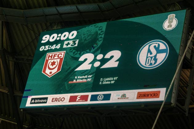 Deutschland: DFB Pokal, Saison 2026 2027, 24.08.2026, 1.Runde , Hallescher FC vs FC Schalke 04 , Leuna-Chemie-Stadion : Anzeigetafel mit dem Ergebnis 2:2 vor der Verlängerung *** Germany DFB Cup, 2026–2027 Season, August 24, 2026, First Round, Hallescher FC vs. FC Schalke 04, Leuna Chemie Stadium scoreboard showing the score 2–2 before extra time Copyright: xMichellexLukax